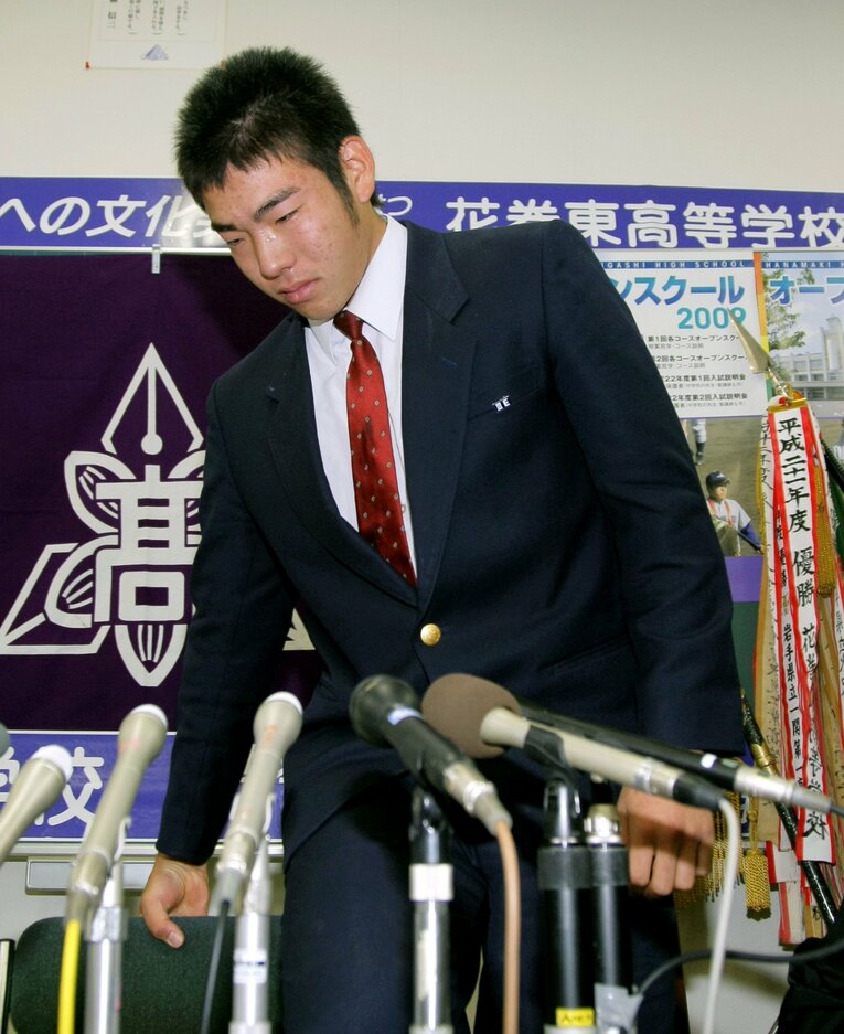 2009年、ドラフト前に日米20球団と面談した後、国内球団入りを表明した菊池雄星。記者会見を終え、席を立ったとき、頬には涙が伝わっていた　©KYODO