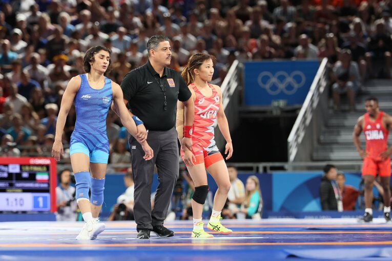 レスリング女子50kg級1回戦、須崎優衣vs.ビネシュ・フォガト　©Kaoru Watanabe/JMPA