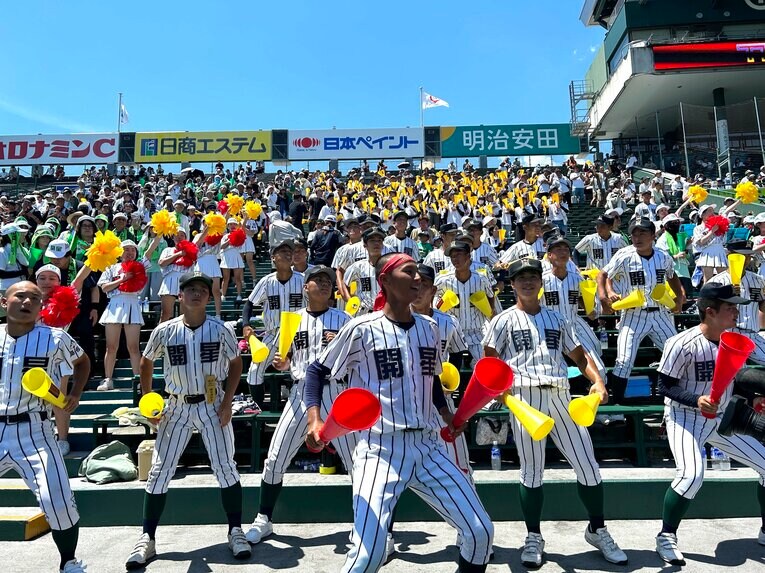 オリジナル曲『KAISEI☆GONG』で盛り上がる開星野球部　©Yukiko Umetsu