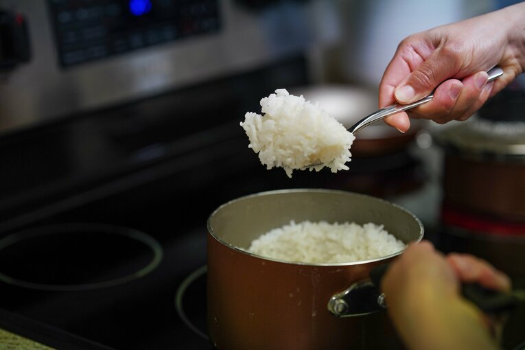 白米は鍋で炊いた　©︎Shizuka Minami