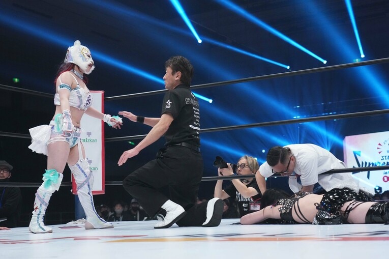 レフェリーに抗議するスターライト・キッド　©Essei Hara