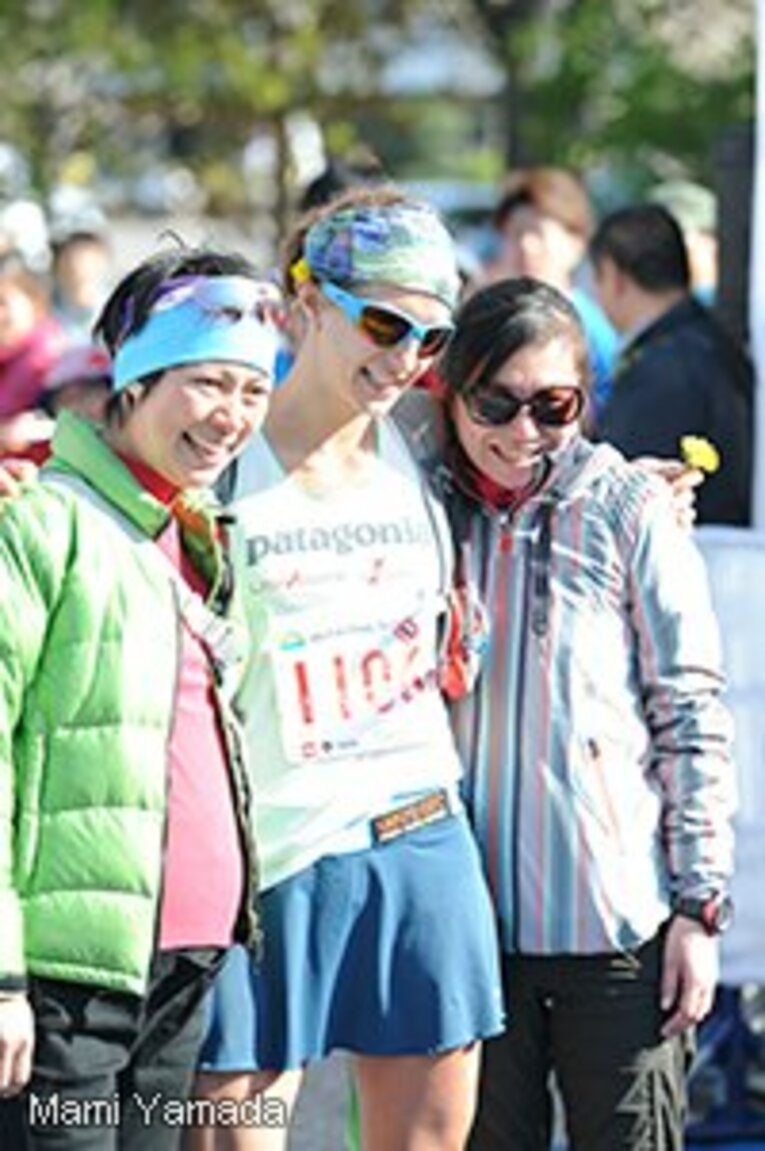 ゴール後、サポートし続けた和木（左）と笑顔を見せるクリッシー。