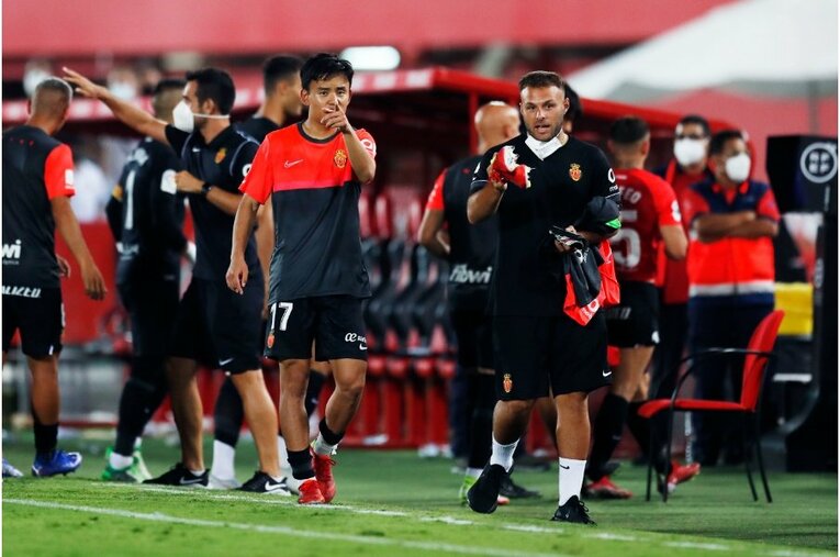 久保建英からスパイクをもらったファンが超嬉しそう… 絶妙だったボールコントロールとお辞儀、監督も“好プレーへの労い”〈激写〉(25)