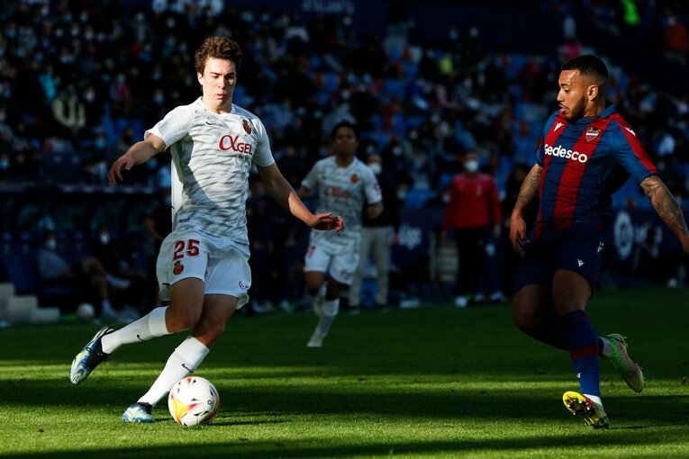 敵地の少年ファンから「KUBO！」と声が飛ぶ人気の中… 久保建英が“万全でなくても”フル出場で頼られた理由〈撮影者の視点〉(37)