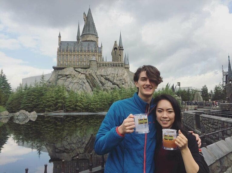 結婚を約束した直後の二人。バタービールを片手に笑顔の2ショット（ご本人提供）