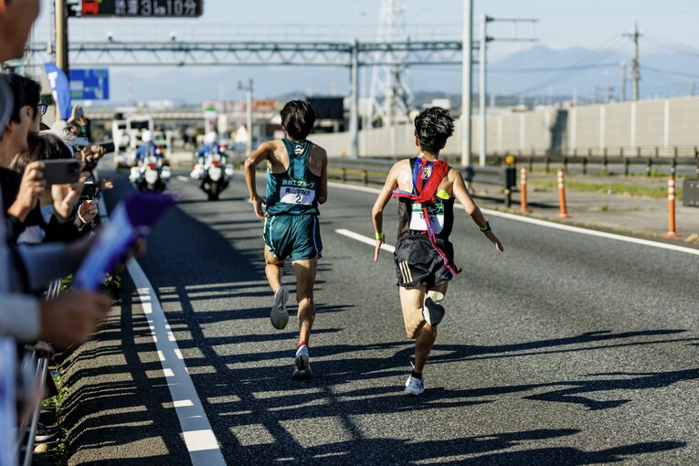 創価大・吉田との4年生同士の気持ちのぶつかり合いとなった2区を制した青学大の鶴川　©Kiichi Matsumoto