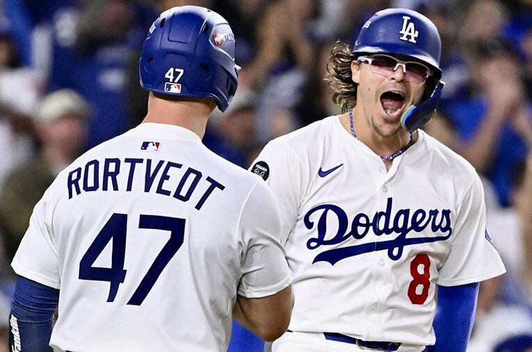 キケ・エルナンデスを迎え入れる“救世主捕手”ロートベット。ドジャースは脇役陣も趣深い ／ photograph by MediaNews Group/Pasadena Star-News via Getty Images