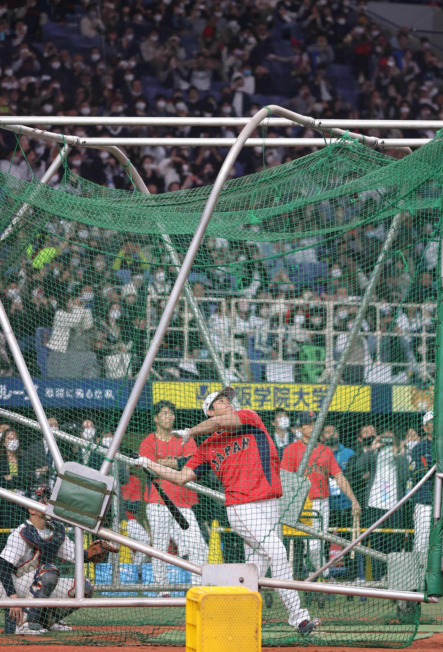 強化試合の段階から、大谷の打撃練習を見ようと試合前からこんなにも多くの人が　©JIJI PRESS