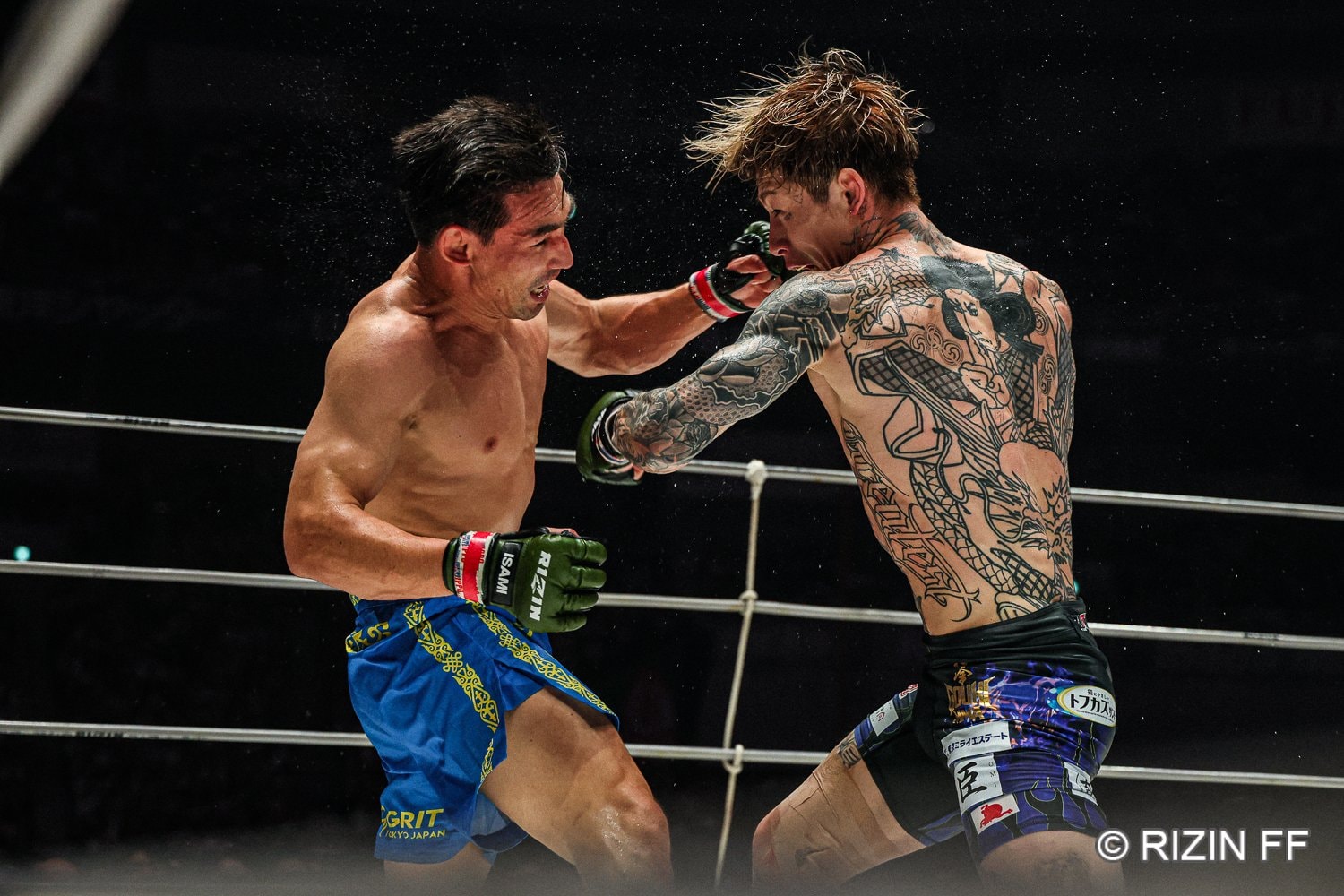 2ラウンド以降、スタンドの攻防でペースを握ったのは平本蓮だった ©RIZIN FF