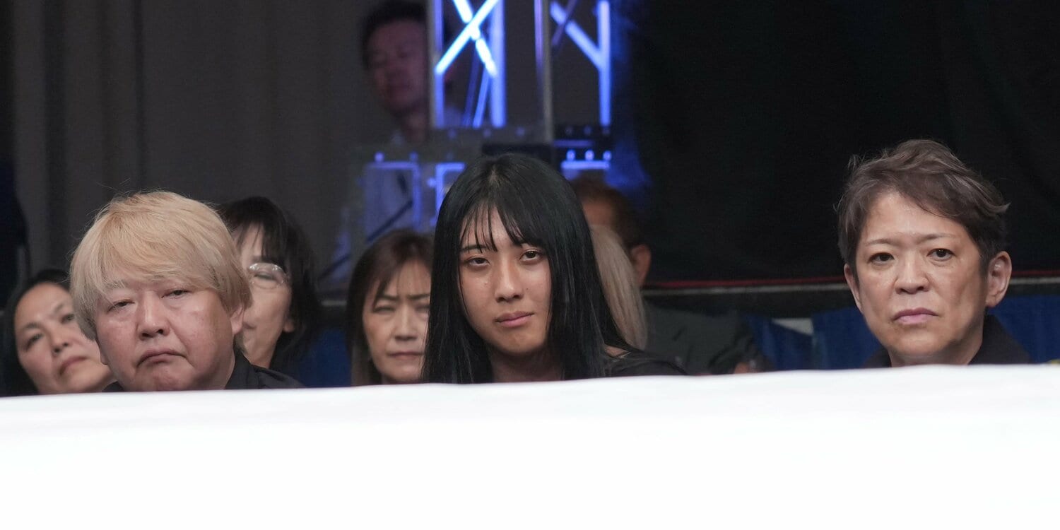 長与千種とライオネス飛鳥に挟まれて彩羽匠vs.Sareeeを観戦した暁千華。7月24日、後楽園ホール　©Essei Hara