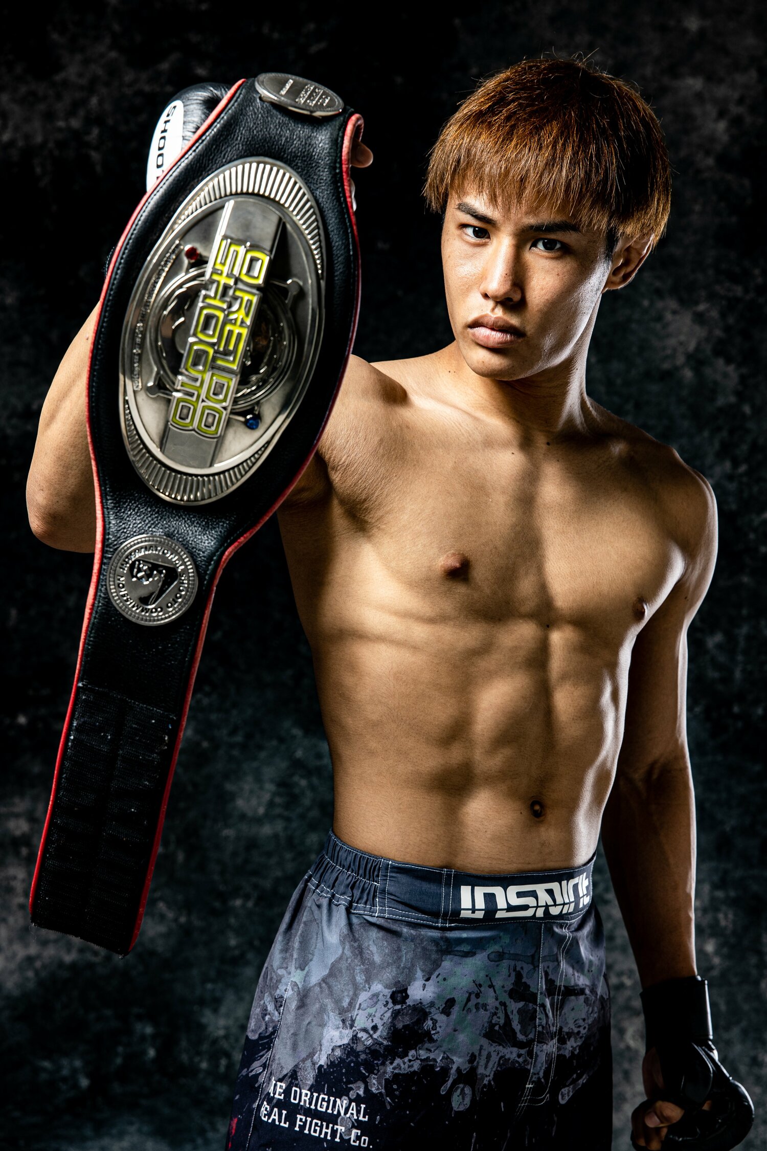 修斗のベルトを掲げる平良達郎　©SUSTAIN Susumu Nagao