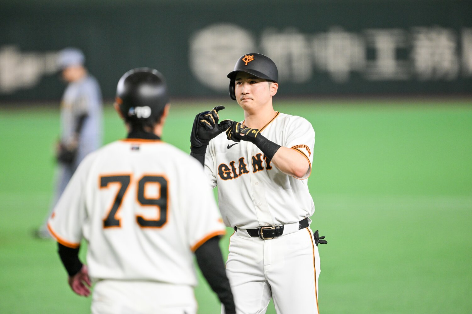 昨季3割をマークした巨人の泉口友汰。データ上は守備力でも12球団トップのショートだ ©Nanae Suzuki