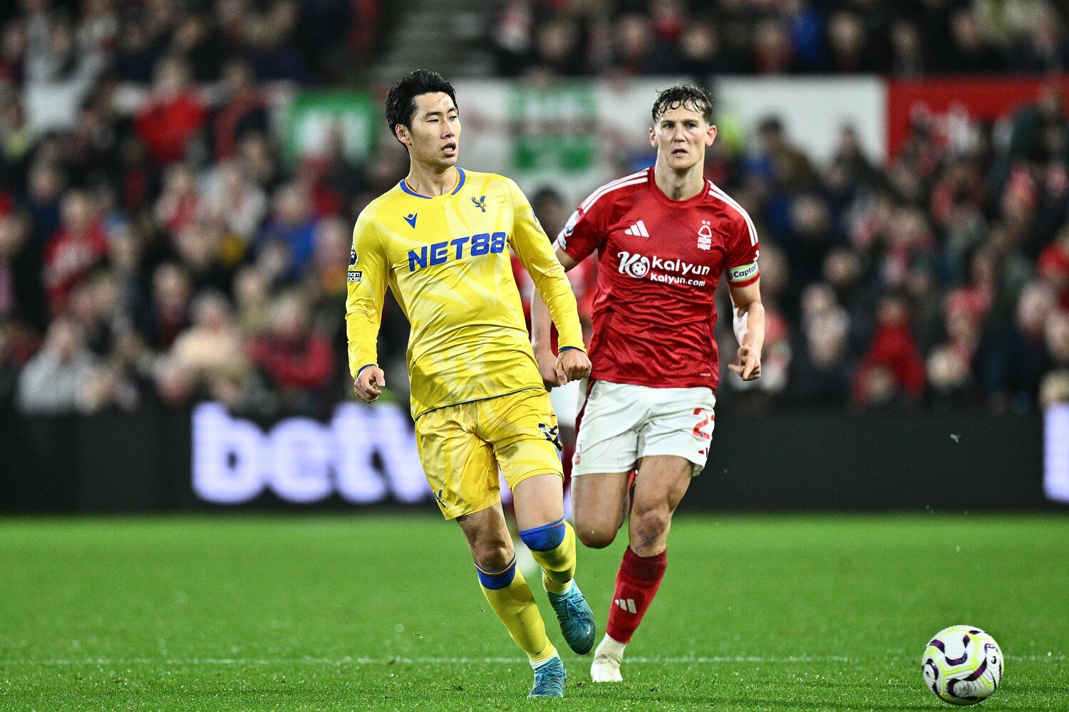 10月21日、アウェイでのノッティンガム・フォレスト戦。先発出場し、後半43分までプレーした鎌田大地。チームは0-1で敗れ、開幕8戦未勝利 ©Getty Images