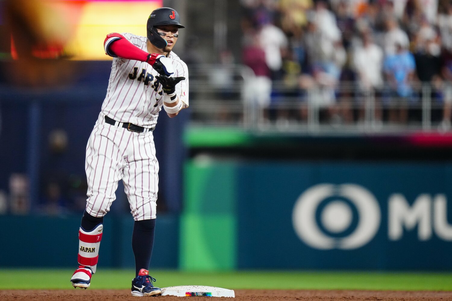 一時同点となるタイムリーを放ち喜ぶ佐藤輝明 ©Getty Images