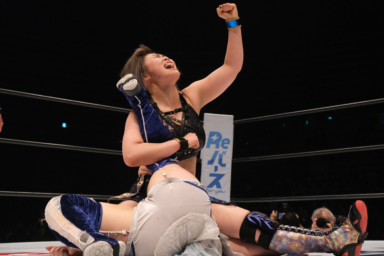 決勝は必殺技ミラマーレショックでコグマから3カウント