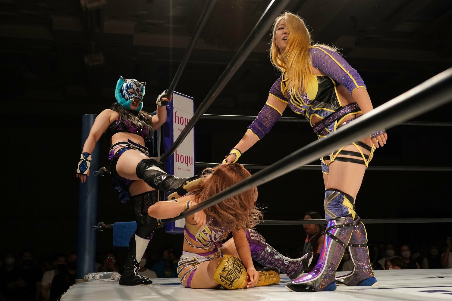 息の合ったタッグパートナーでもあるスターライト・キッドと渡辺桃