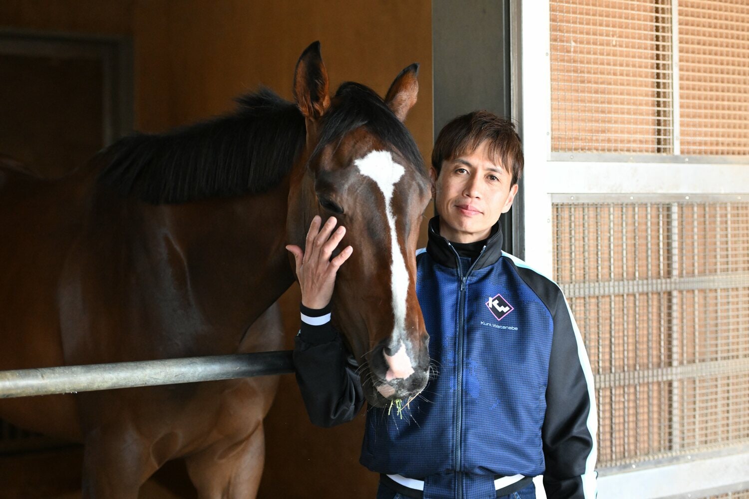 渡辺薫彦　1975年4月5日、滋賀県生まれ。'94年デビュー。'99年菊花賞をナリタトップロードで制覇。JRA通算339勝、重賞10勝、GI1勝を挙げ、'12年に引退。'15年に調教師へ転身した。主な管理馬にヴェラアズール（'22年ジャパンカップ）　©Keiji Ishikawa