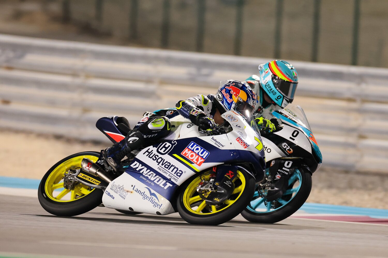 マシアのチームメイト、フェルナンデスに走路妨害を受ける佐々木（手前）　©Satoshi Endo