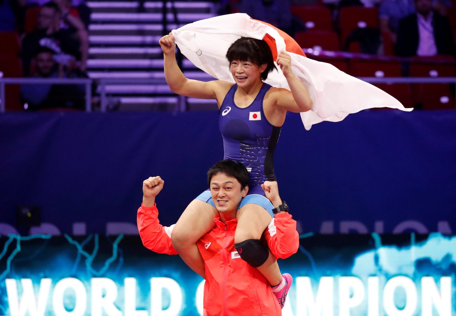 2018年の世界選手権で向田が優勝すると、コーチだった志土地は肩にのせて喜んだ　©AFLO