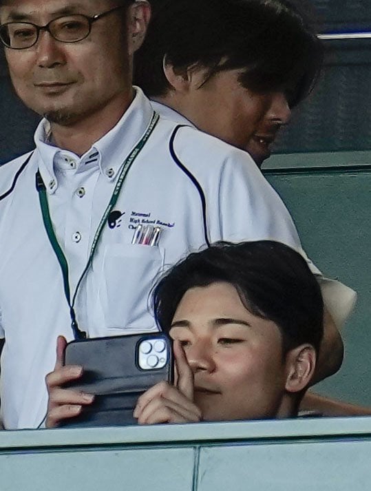 大社－早実戦を観戦した清宮　©Kyodo News