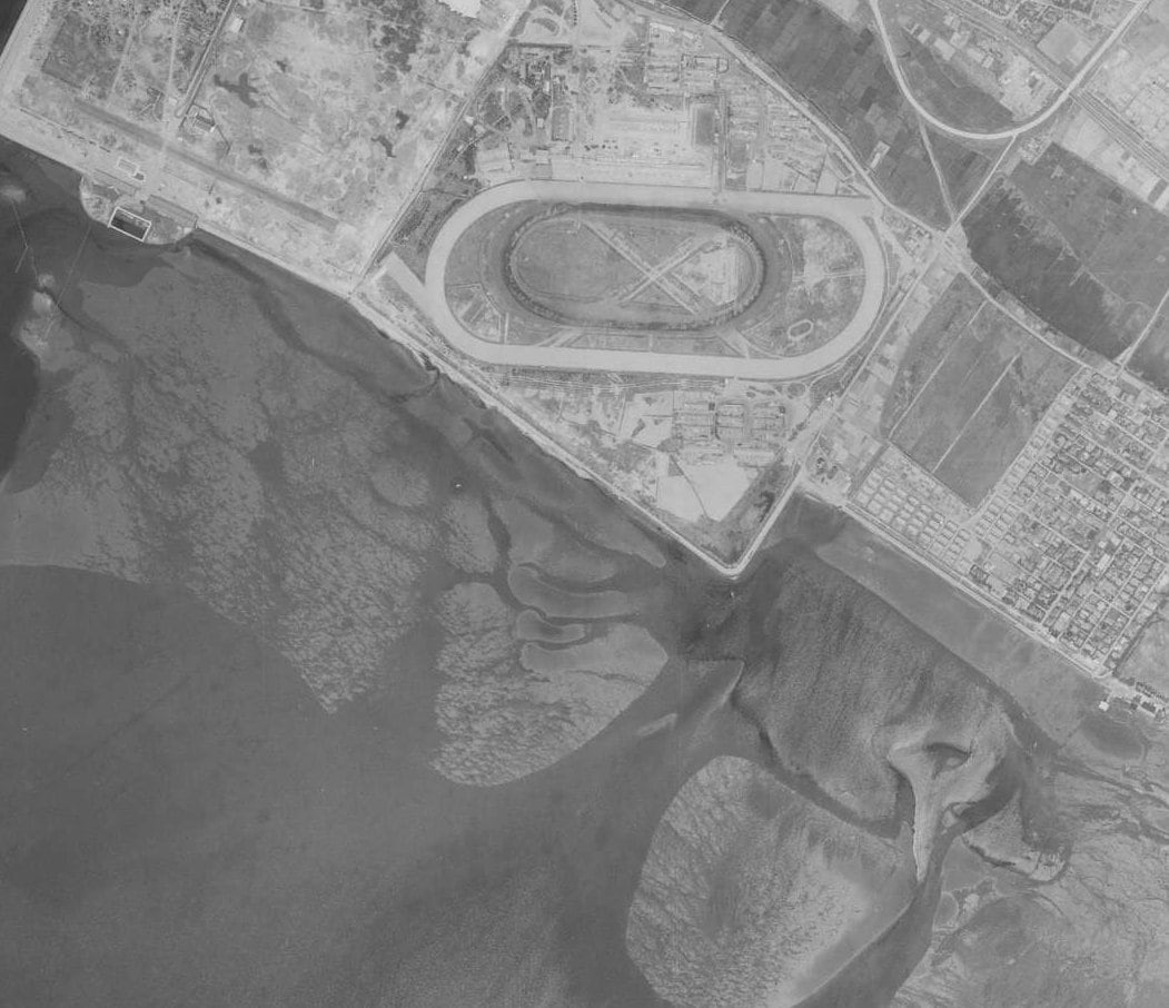 1958年の空中写真。真ん中に船橋競馬場が見える。このころはまだ南船橋駅はなく、京成の船橋競馬場駅が最寄り駅だった　出典：国土地理院の空中写真