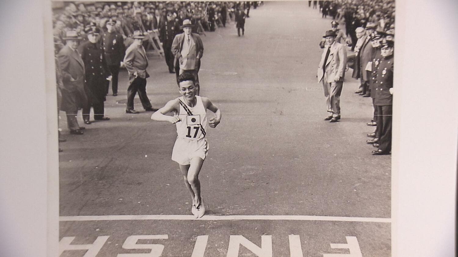 ボストンマラソンでゴールを駆け抜ける田中茂樹(©ACME/本人提供)