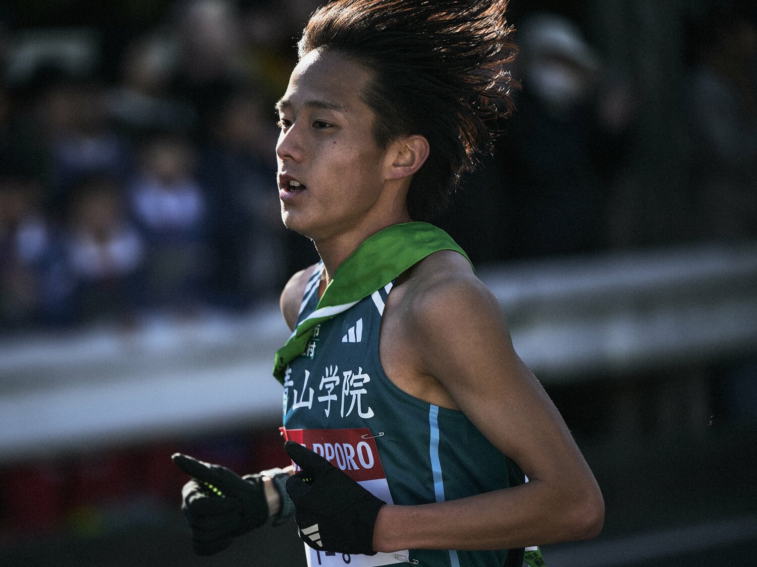 8区を走った塩出は荒巻の力水を受け、見事に区間記録を更新　©Yuki Suenaga