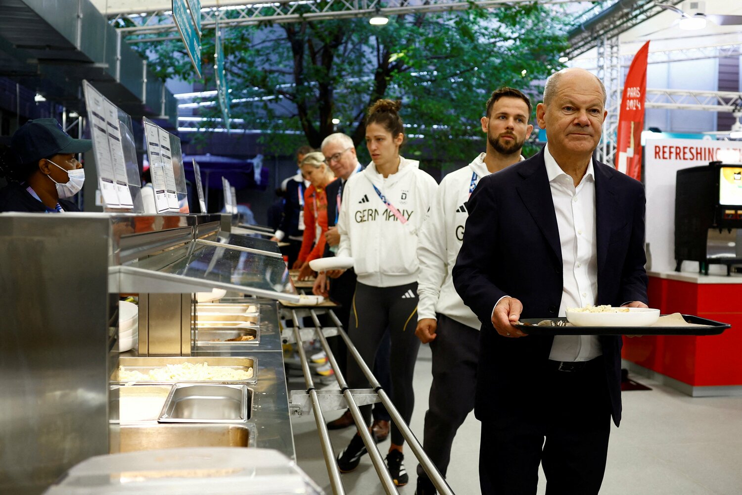 「肉が少ない」「待ち時間が長い」と不評だった選手村の食堂　©AFP/JIJI PRESS