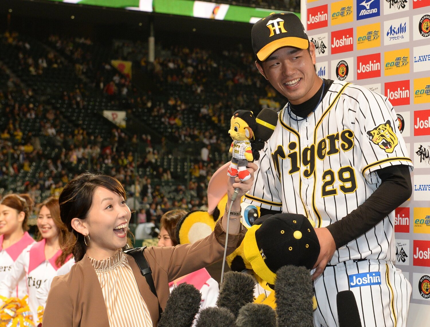 ヒーローインタビューで阪神・高橋遥人にマイクを向けるヒロドアナ（2018年）©︎Sankei Shimbun