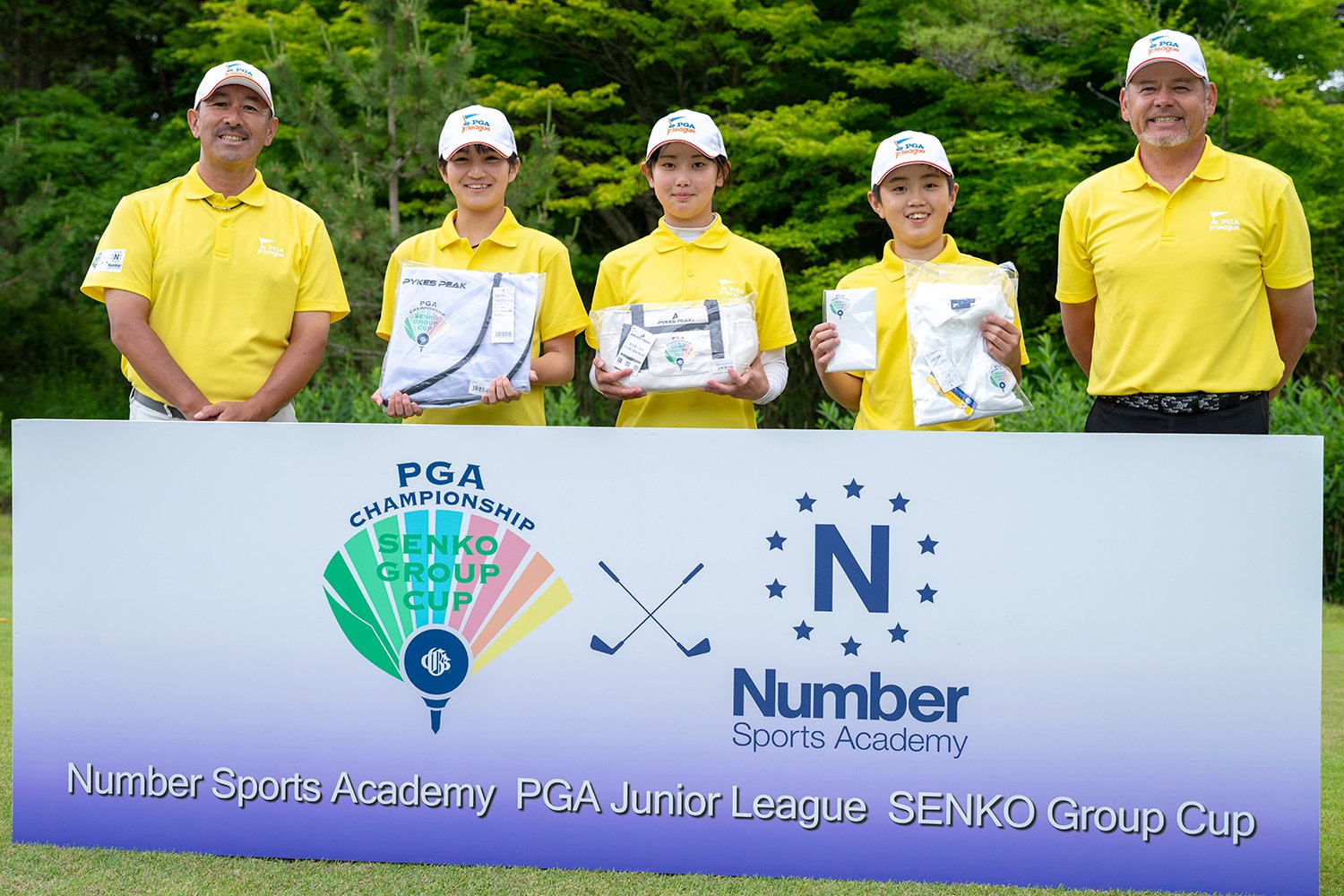 2位のイエローチーム（左から）すし石垣、磯崎玲杏、清水陽菜、石田幹大、リチャードテイト