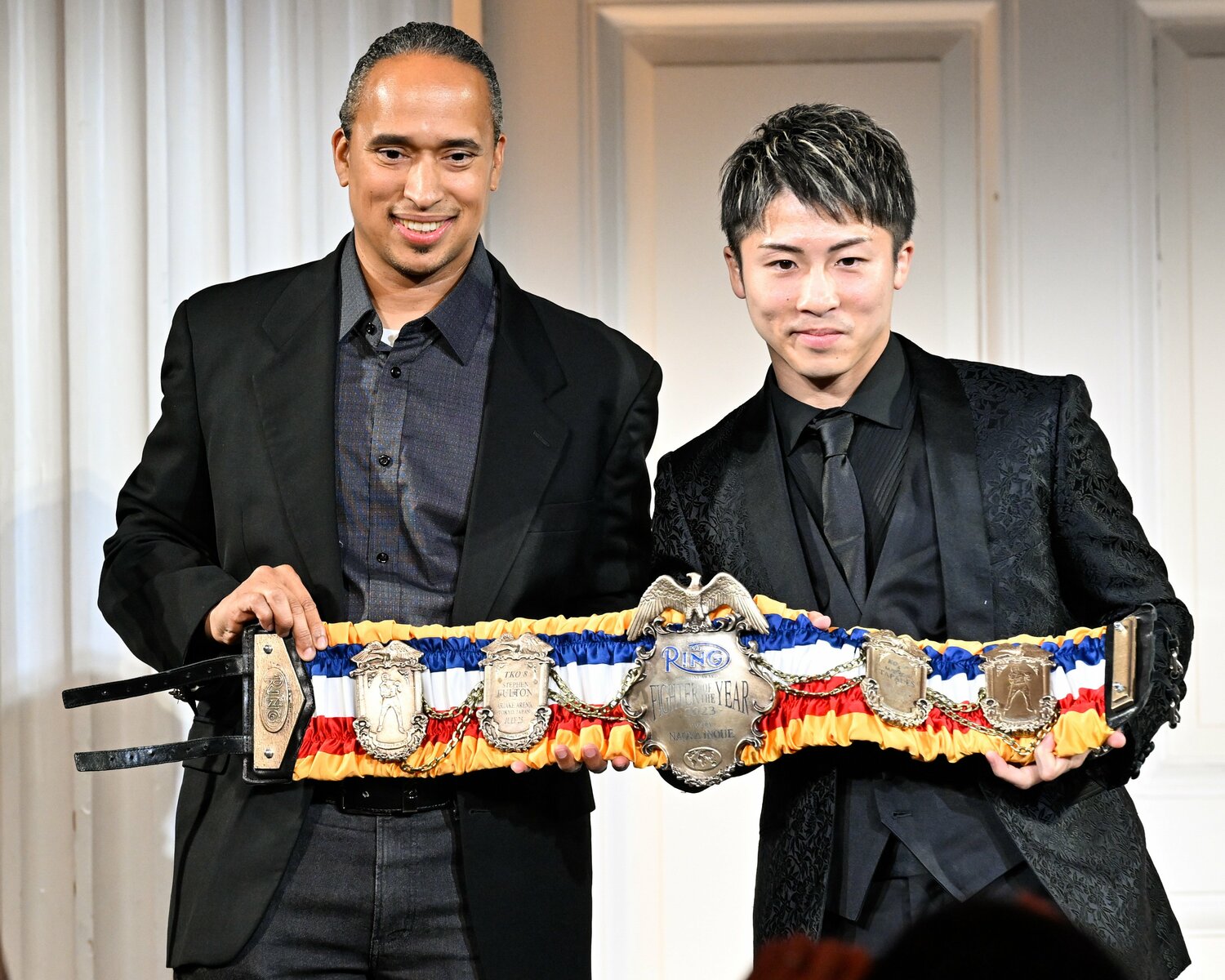 全米ボクシング記者協会の表彰式で、米リング誌のダグ・フィッシャー編集長（左）から最優秀選手ベルトを受け取る井上尚弥（2024年6月）©︎Hiroaki Finito Yamaguchi/AFLO