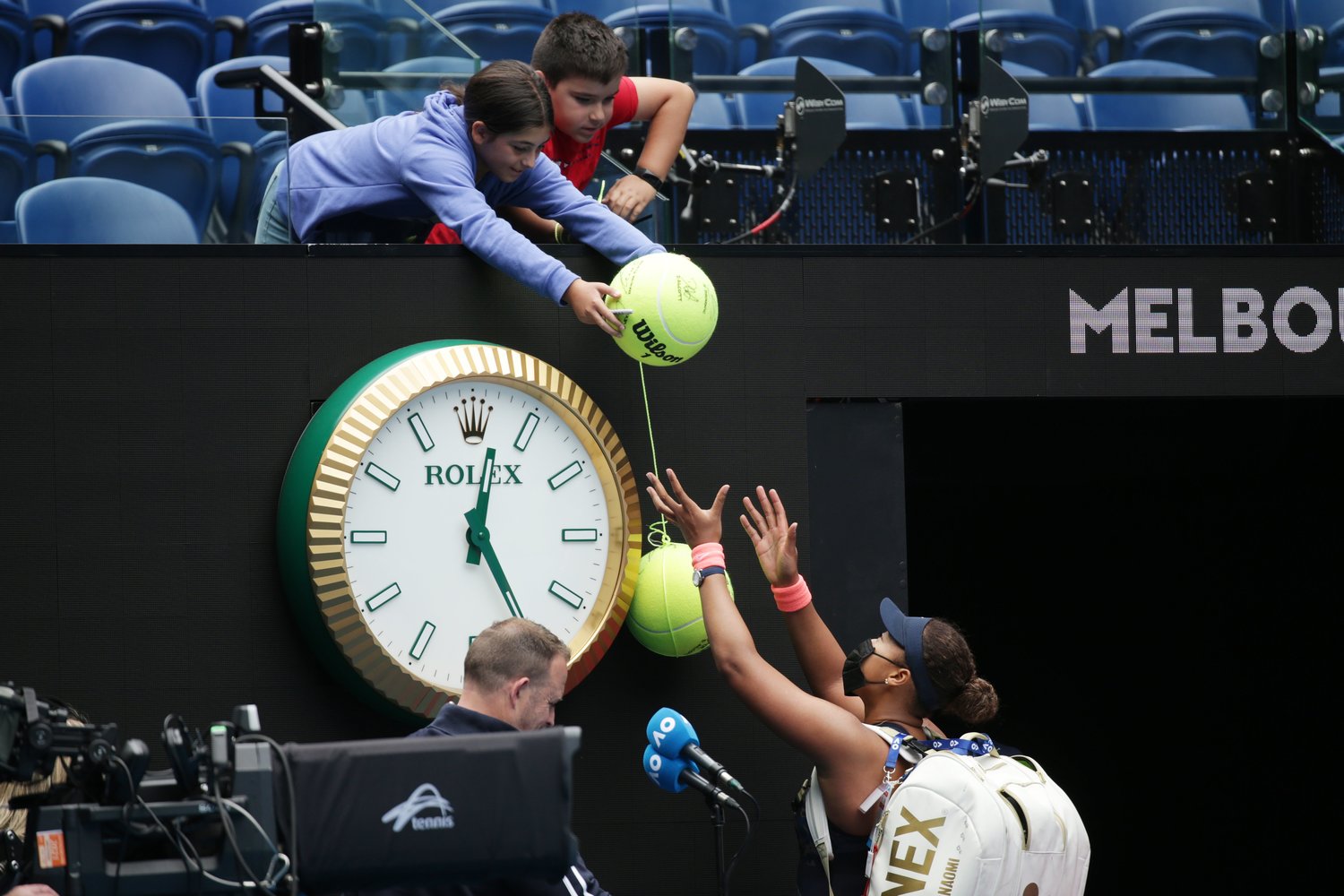 コロナ感染防止対策で限られた人数とはいえ、試合を見守ったファンに対してもサービスする場面が©Hiromasa Mano