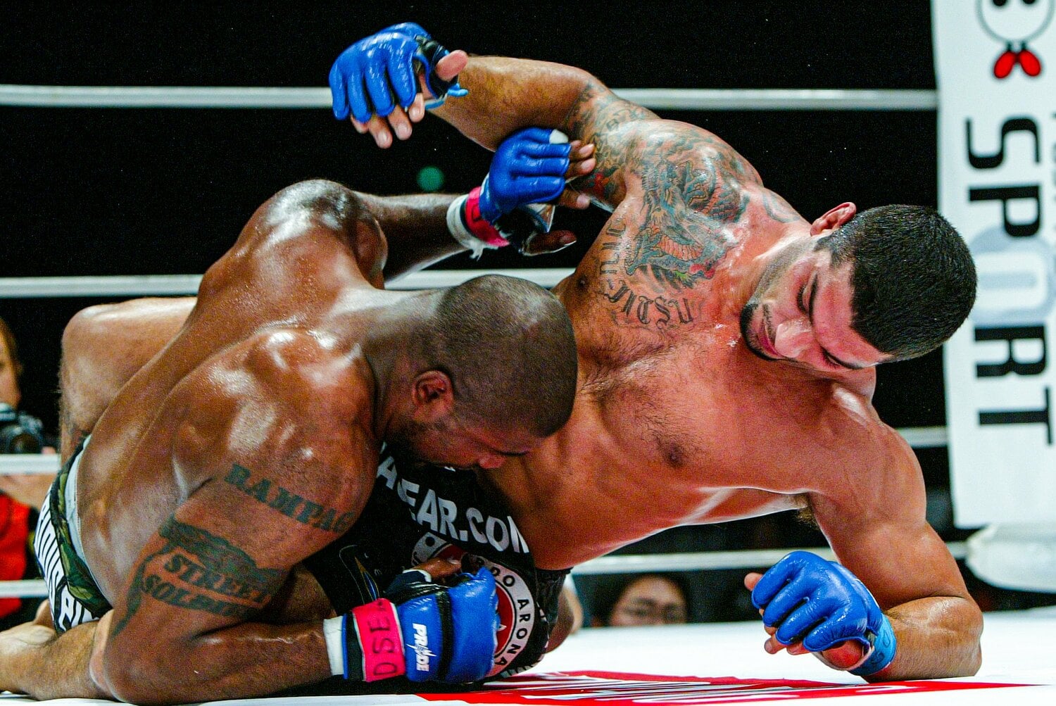 グラウンドの攻防でジャクソンをコントロールするアローナ　©Susumu Nagao