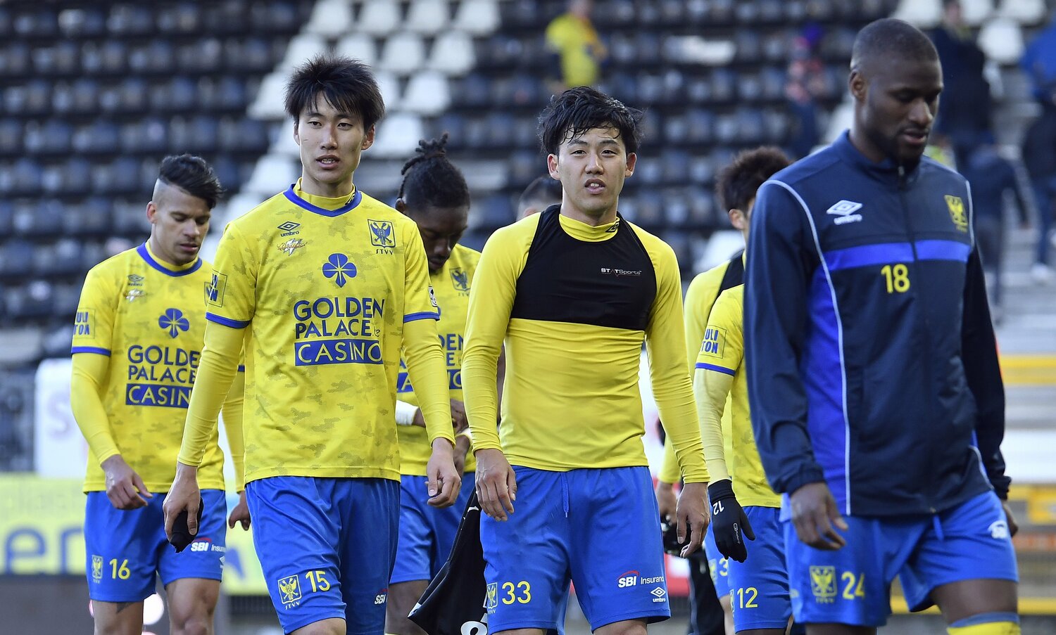 シントトロイデンで海外でのキャリアをスタートさせた遠藤航（右）。鎌田大地も飛躍のきっかけを掴んだ（2019年）　©︎Getty Images