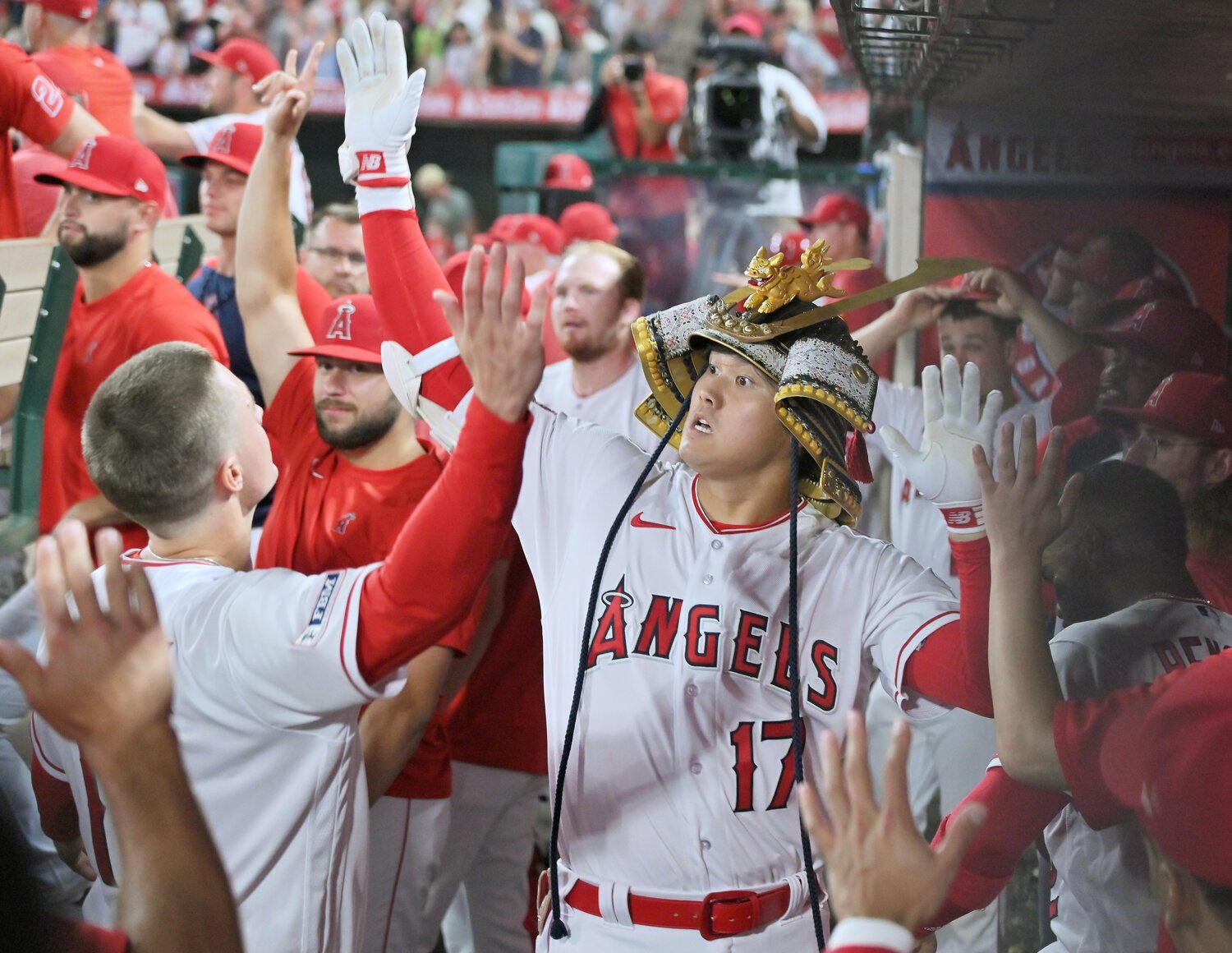 40号本塁打を放って兜セレブレーションの大谷　©JIJI PRESS