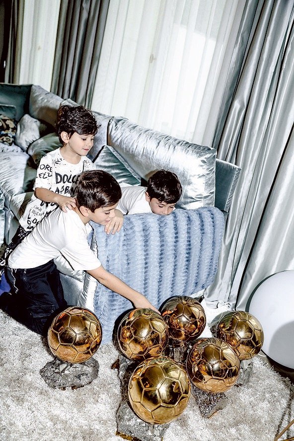 世界中のサッカープレイヤーの最高の栄誉たるトロフィを前に、無邪気に喜ぶメッシの子どもたち