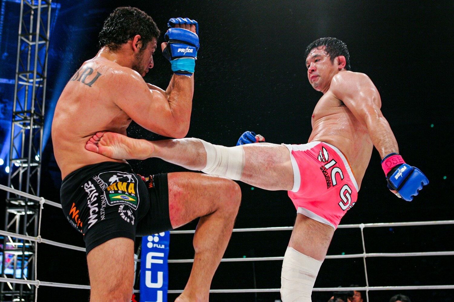 桜庭和志の強烈なミドルキック　©Susumu Nagao