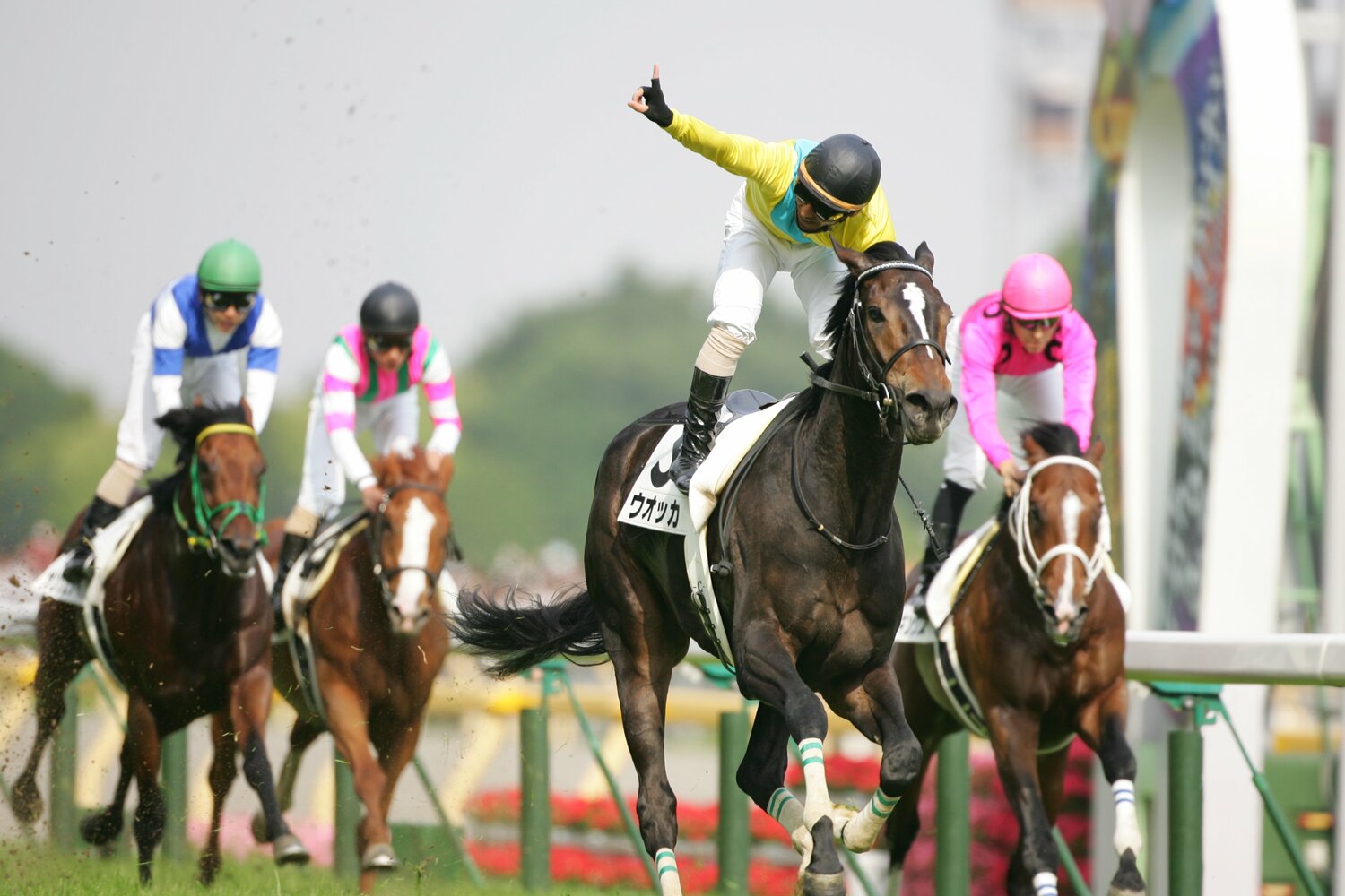 クリフジ以来64年ぶりに牝馬のダービー馬となったウオッカ。鞍上の四位洋文は渾身のガッツポーズ　©Koji Asakura