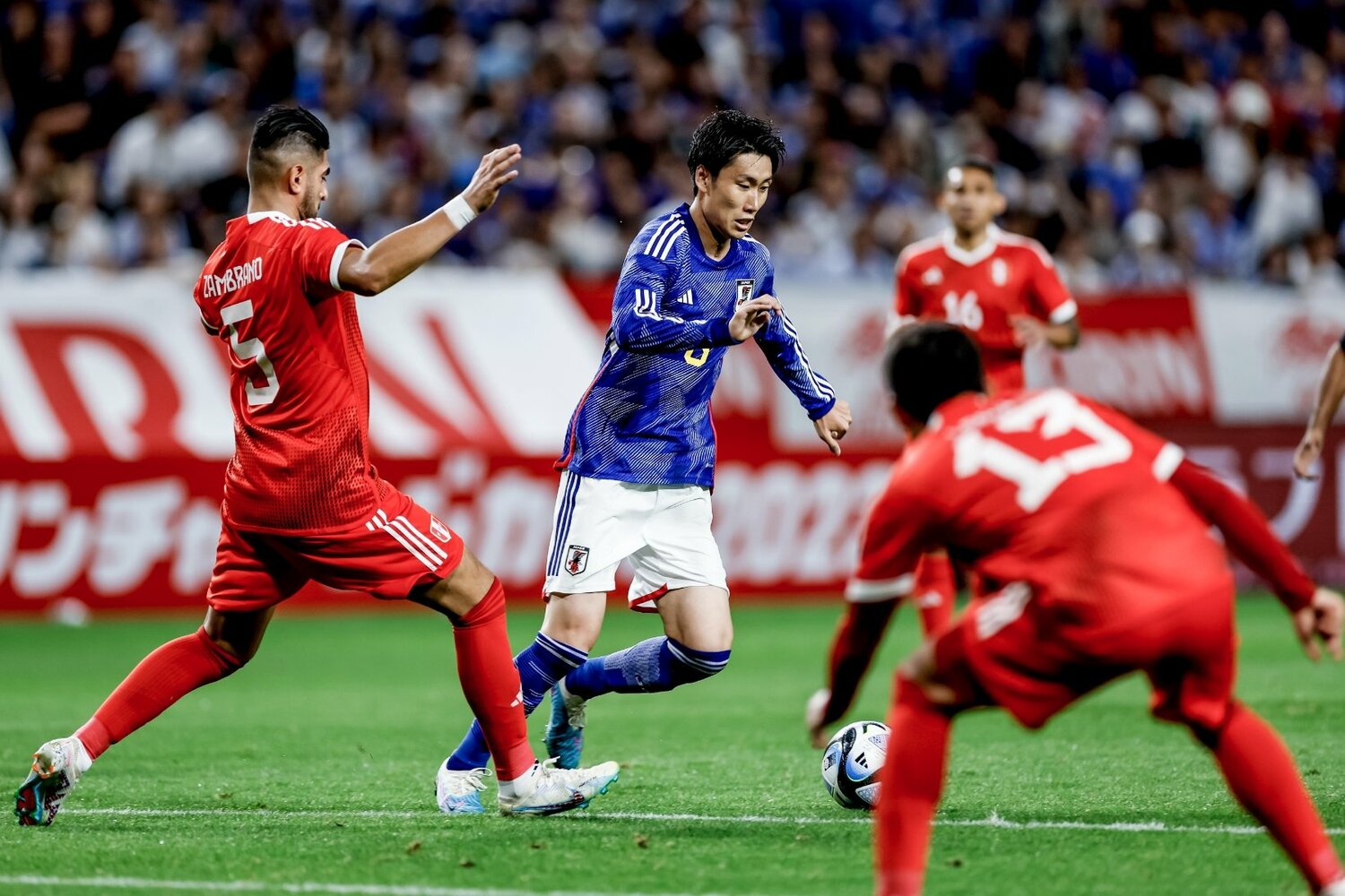 23年6月、ペルー戦での鎌田　©Kiichi Matsumoto