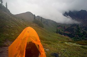 平地を見つけて無理やりテントを設営したが、水浸しになってしまう。