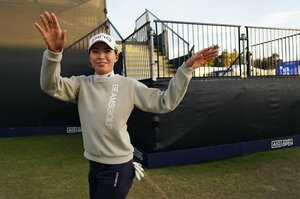 渋野日向子に笑顔が戻った！ 現地レポーターが「あの状態から、よく立て直した」と感心した4日間〈優勝ブハイと3年ぶりに祝福ハグ〉