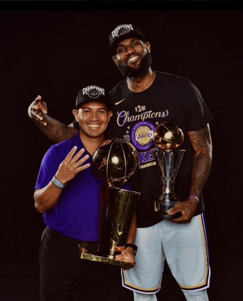 レブロンにとって4回目となるNBAチャンピオンになった2019-2020シーズン。マンシアス氏のインスタグラムには2ショットが掲載されている（@mikemancias1）