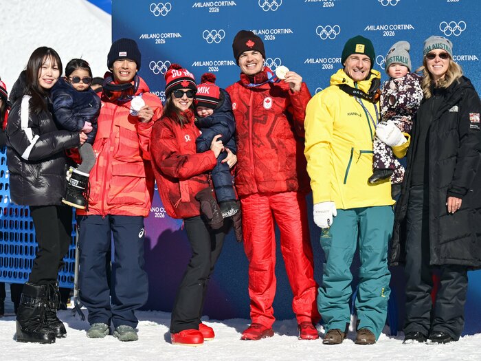 デュアルモーグル「奇跡の癒しシーン」“パパ友表彰台”家族大集合はなぜ実現？ 銀メダル堀島行真が明かす「スキーを離れれば父親同士の仲」＜Number Web＞ photograph by Nanae Suzuki/JMPA