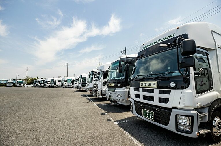 美浦の車両基地に並ぶ馬運車。買い替えは容易でないため、15年程度は現役で走り続ける。 ／ photograph by Kiichi Matsumoto