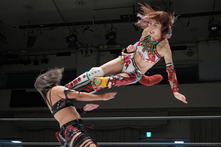 小波にミサイルキックを放つ向後桃　©Essei Hara