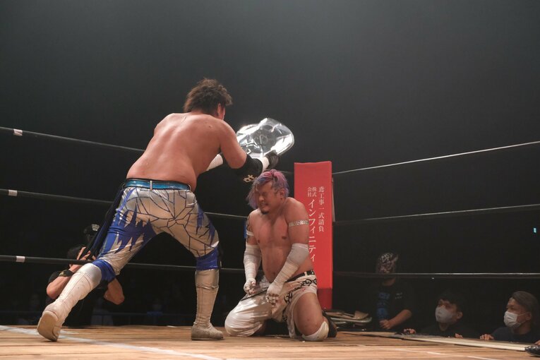 カリスマ葛西純「世の中は無駄な血を一滴も流すな」 頬を串刺し、人間ダーツ…それでもデスマッチが“ただの残虐ショー”ではない理由(61)