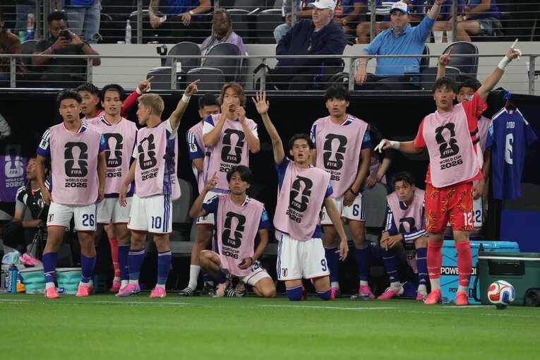 長友佑都が出場している間も、ベンチの選手たちは変わらず声を出し続けた（1枚目／全3枚） ©Masashi Hara