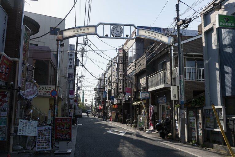 小さな商店街を5分ほど歩いて……