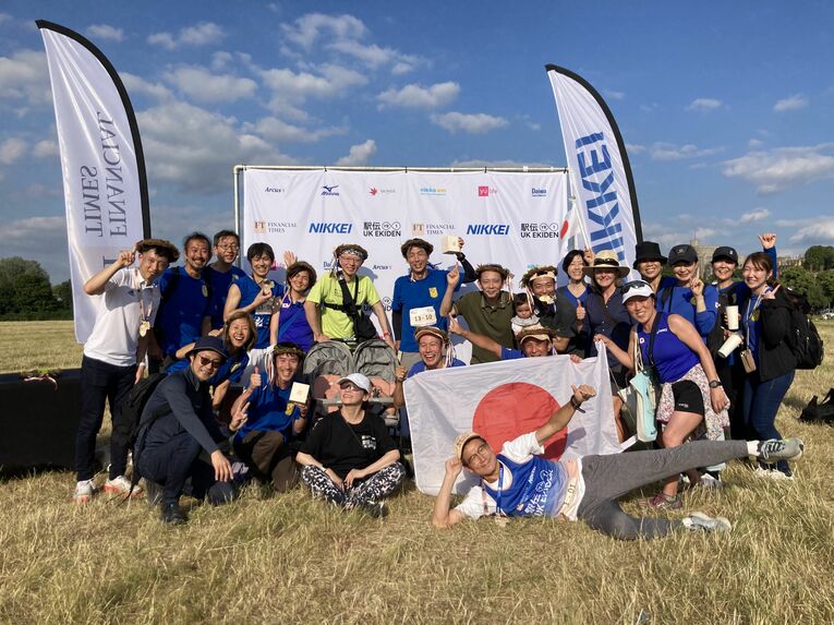 昨年6月のUK Ekidenにも参加。前列左から2人目、青いシャツでサムアップしているのが新妻／本人提供