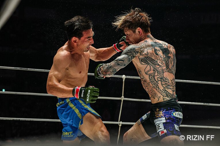 2ラウンド以降、スタンドの攻防でペースを握ったのは平本蓮だった　©RIZIN FF